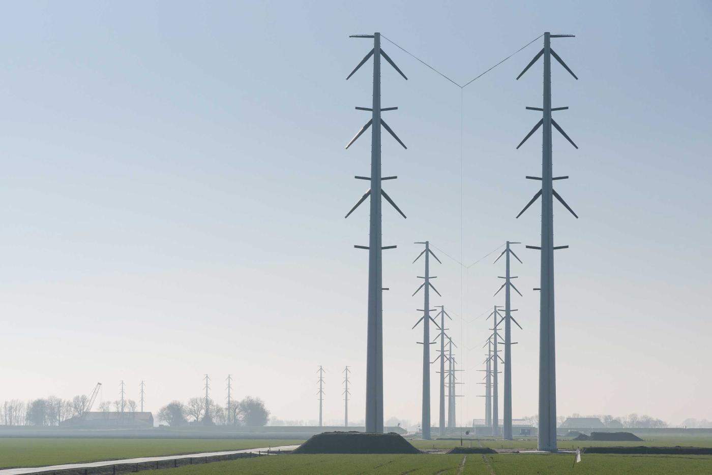 Construction de réseau sur la terre ferme – Liaison haute tension de 380 kV entre Eemshaven et Vierverlaten, aux Pays-Bas.