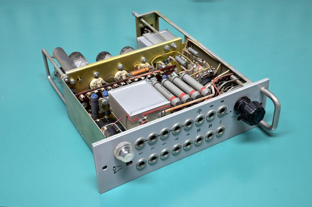 Ein Modul des RA1, des ersten Analogrechners von Telefunken. Der RA1 ist ein röhrenbestückter Laborprototyp, der nicht für den Verkauf bestimmt war. Industriekunden waren aber so an diesem Rechner interessiert, dass sich das Unternehmen entschloss, transistorisierte Analogrechner für den Markt herzustellen.