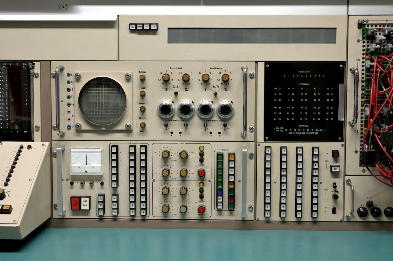 Der Rolls-Royce unter den Analogrechnern: Der Telefunken RA 770 ist ein Präzisionsanalogrechner mit 0,1‰ Genauigkeit. Dieser Ausschnitt zeigt unter anderem das zentrale Anwahlsystem zum Verbinden der Rechenelemente mit dem Voltmeter sowie die zentrale Steuerung, mit der die Maschine kontrolliert wird.