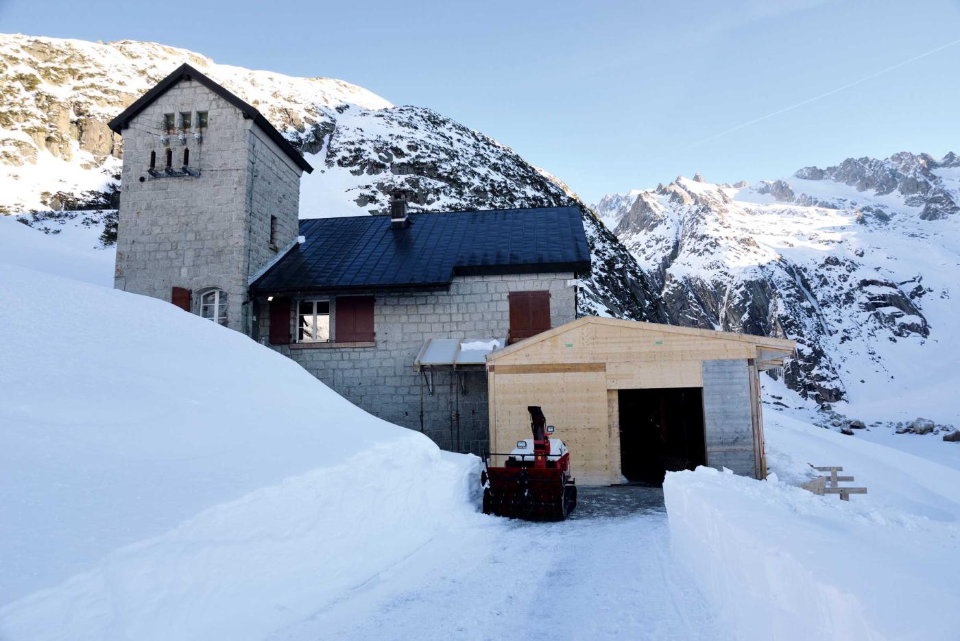 <b>Bild 1</b> Das Wärterhaus mit der temporären Einhausung.