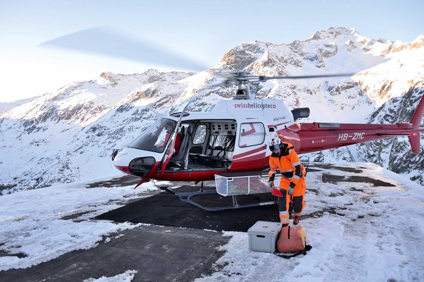 <b>Bild 3</b> Helikopter für Personen- und Materialtransporte auf dem Damm des Gelmersees.