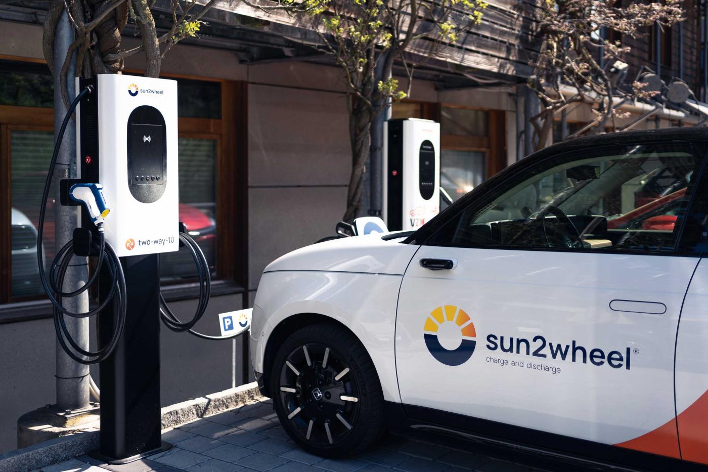 Bidirektionale Ladelösungen von Sun2wheel haben den «Watt d’Or 2023» gewonnen. Bilder: Sun2wheel AG