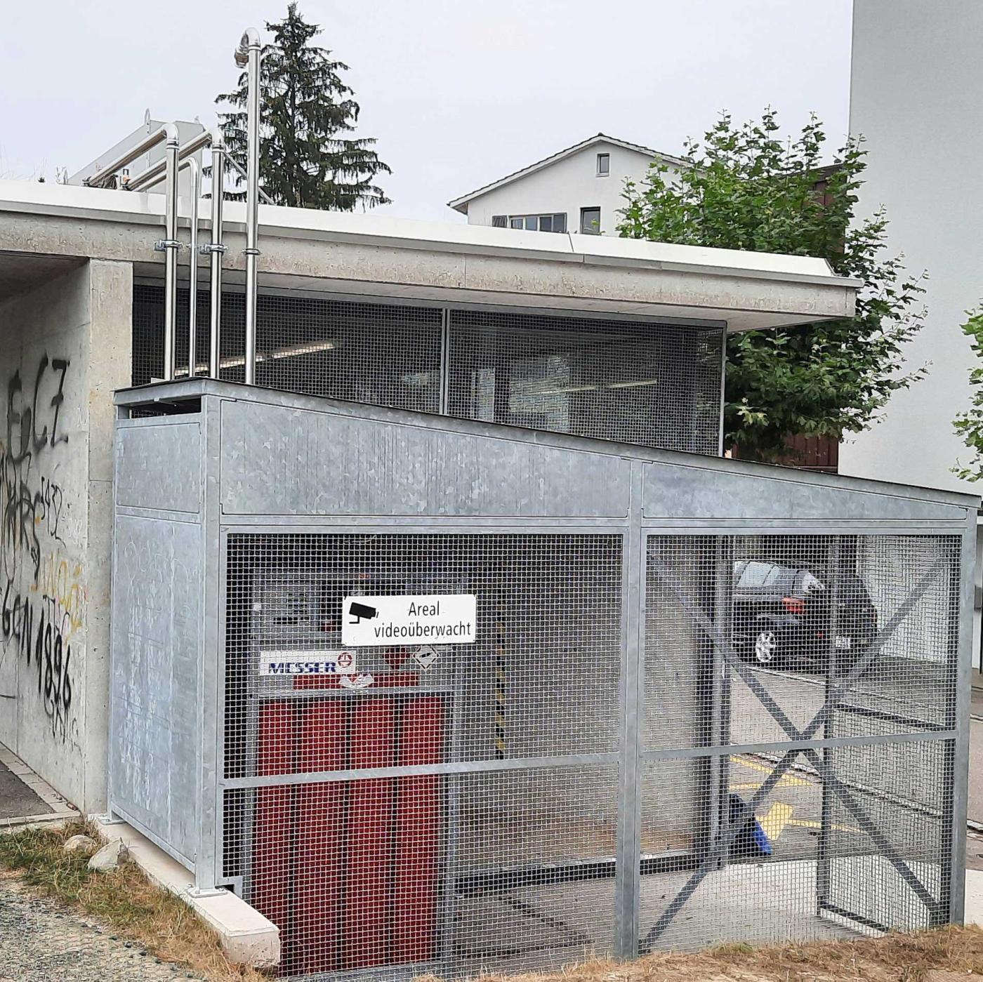 <b>Bild 3</b> Aufstellung Wasserstoffzylinder zur Notstromversorgung.