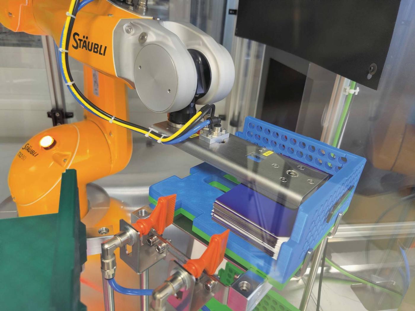 <b>Figure 3</b> Mesures automatiques des cellules tunnel-IBC grâce au simulateur solaire IBC développé conjointement par Meyer Burger et Pasan.