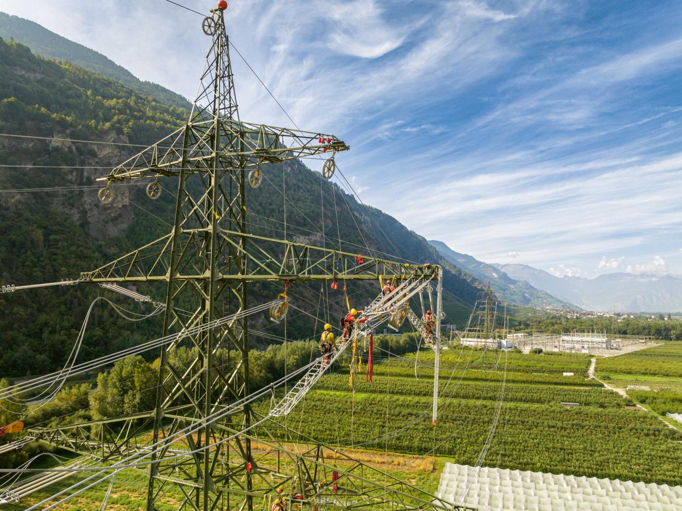 Nouvelle construction: construction, dans le canton du Valais, de la nouvelle ligne 380 kV entre Chamoson et Chippis.