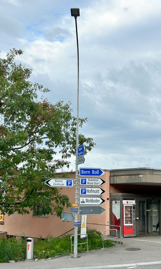 Die zusätzliche Windlast durch Verkehrsschilder ist erheblich; eine Windlastberechnung ist daher Pflicht.