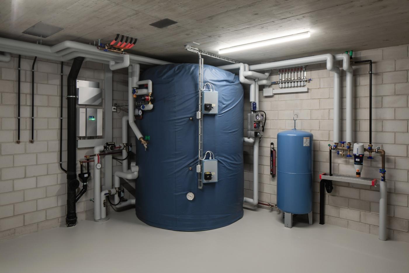 <b>Accumulateur à stratification d’une capacité de 3000 l:</b> l’accumulateur assure une utilisation optimale de l’excédent de production photovoltaïque.