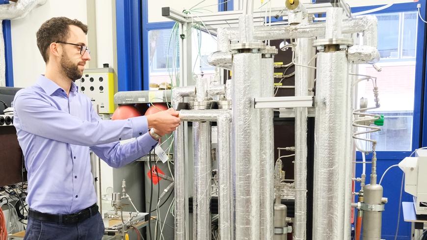 Florian Kiefer, responsable du projet de méthanisation renforcée par sorption, à côté de l'installation expérimentale. Image: Empa