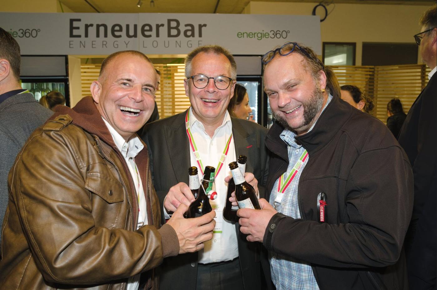 Marcus Sawade, Hans-Dieter Effner und Markus Schiegg versorgen sich an der Erneuerbar.