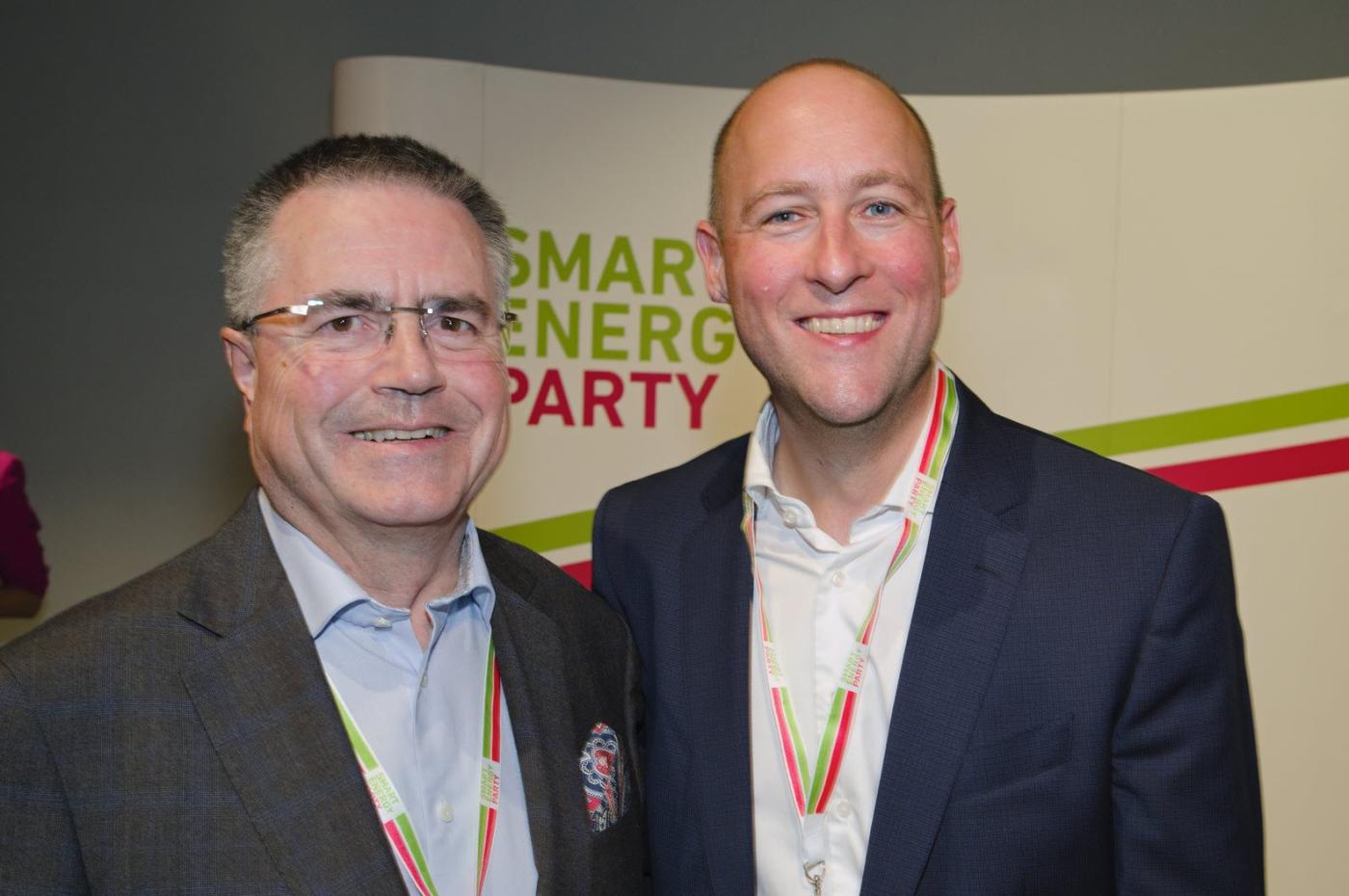 Der Gründer der Smart Energy Party, Kurt Lüscher, mit Björn Avak von Electrosuisse.