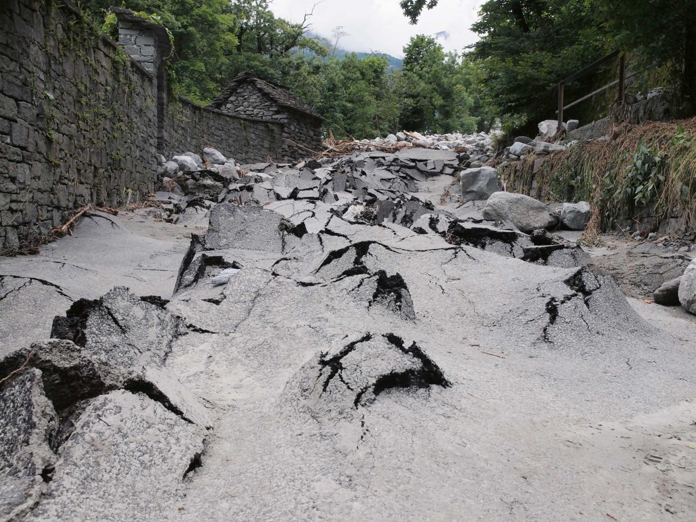 Strassenüberreste im Bavonatal nach dem Unwetter.