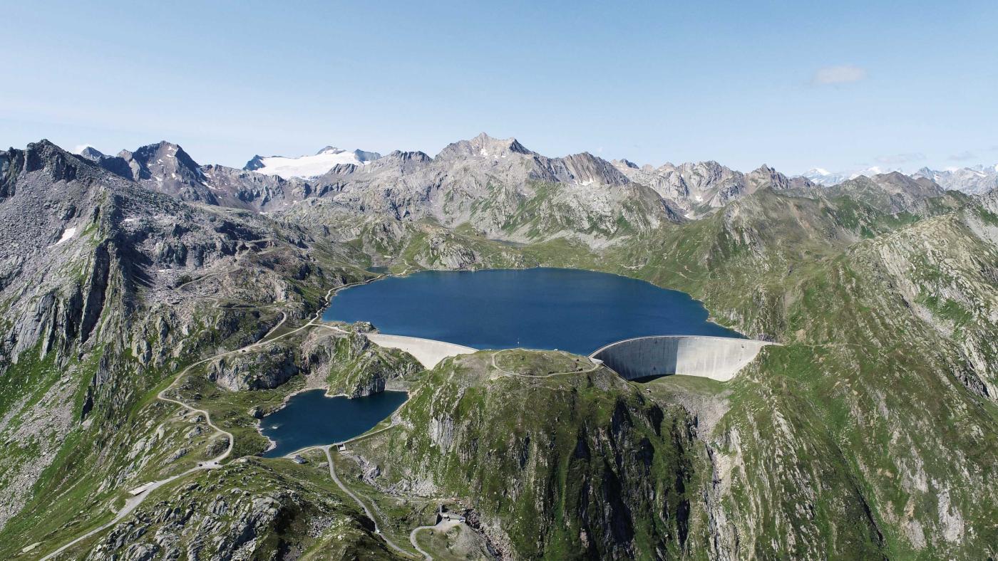 Der Stausee Naret hielt das Wasser des oberen Tals zurück.