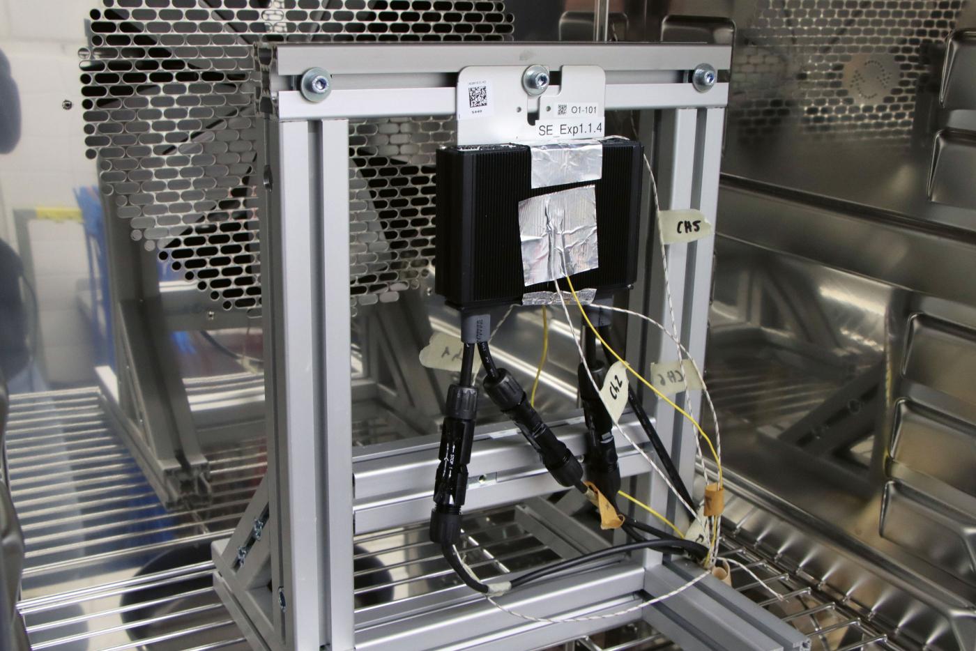 <b>Bild 1</b> Laboraufbau der Klimakammer-Versuchsreihe mit thermischer Beaufschlagung eines Leistungsoptimierers bis 180°C.