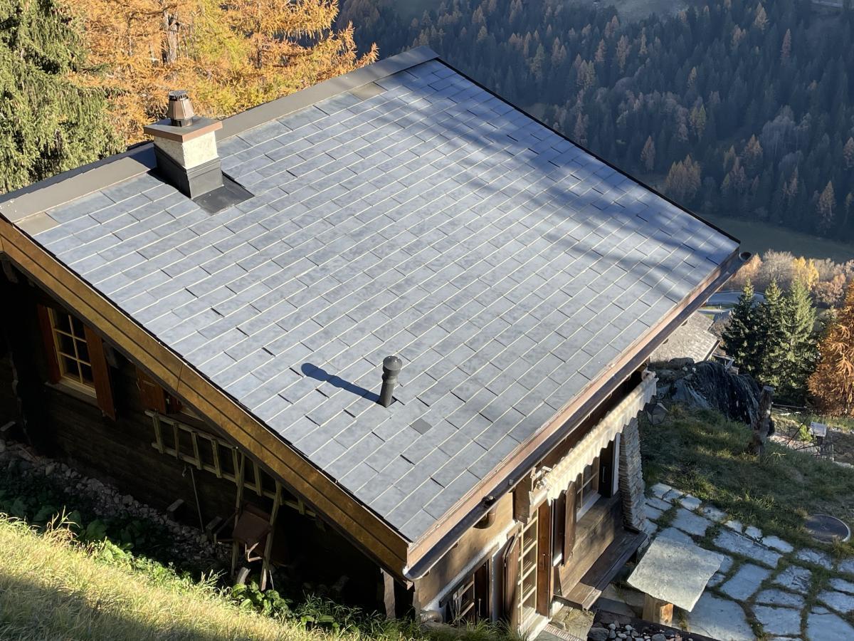 <b>Figure 4</b> Vue aérienne d’un chalet dans la région de Grimentz dont la toiture a été rénovée avec les tuiles solaires Freesuns.