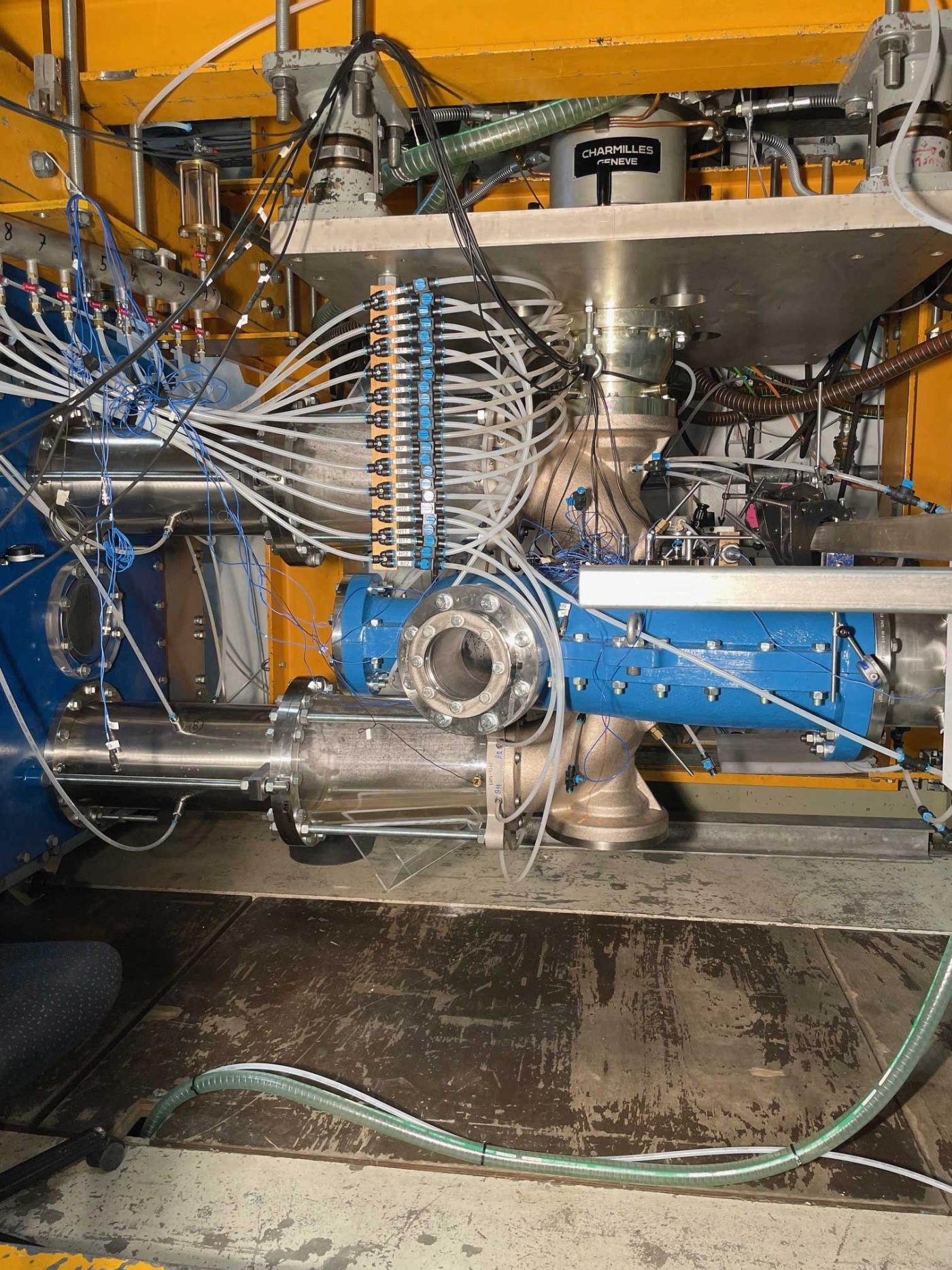 Laboraufbau an der EPFL, mit dem untersucht wurde, welchen Nutzen der Einbau einer Batterie im Oberwalliser Laufwasserkraftwerk Ernen bringen würde.&nbsp;