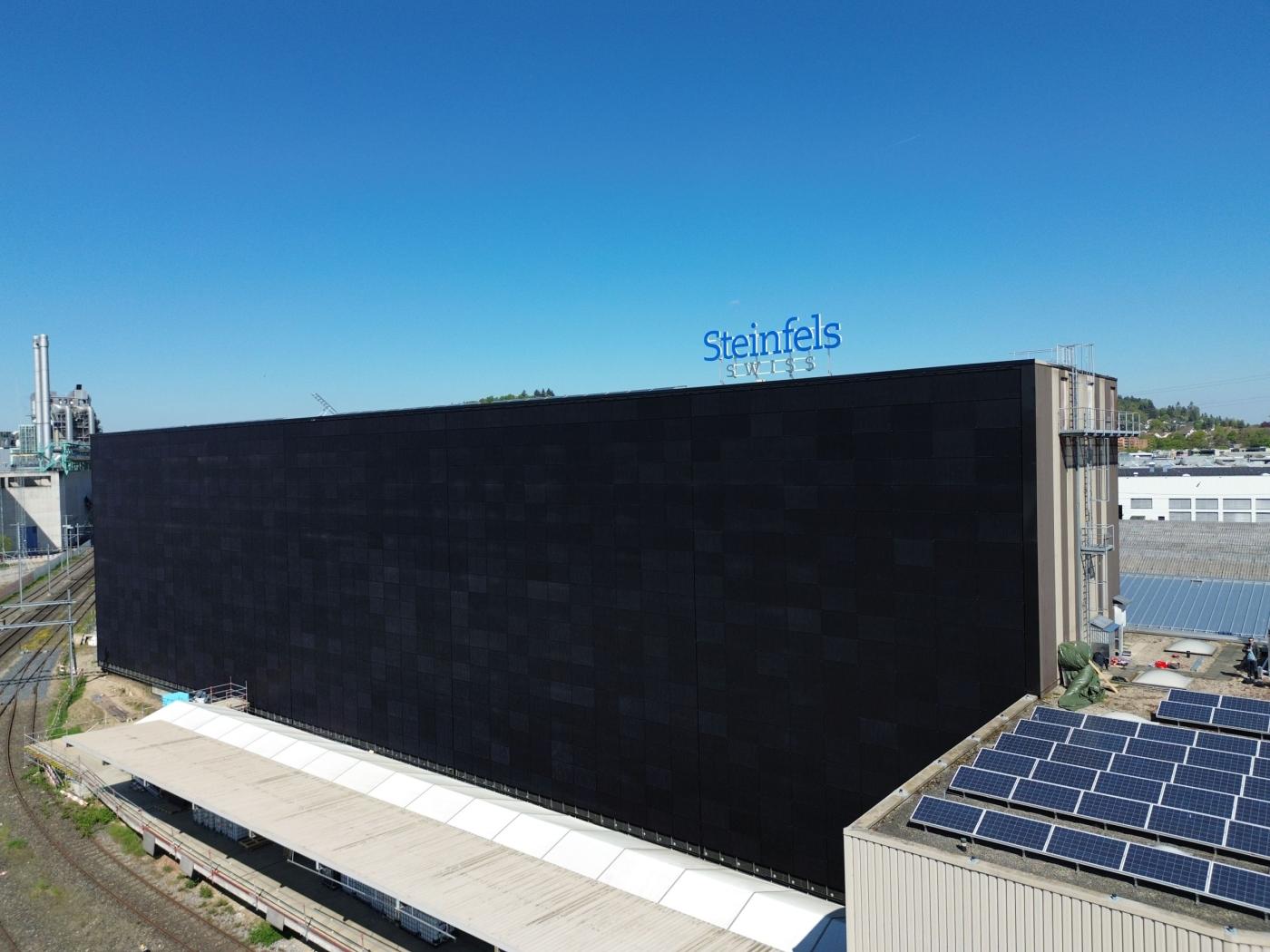 Das Steinfels-Gebäude in Winterthur mit einer grossen Solarfassade.