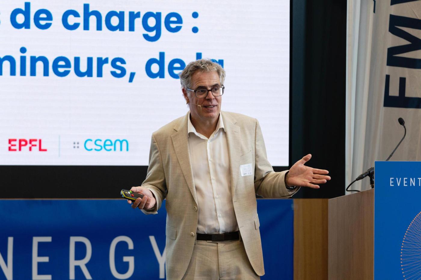 Le professeur Christophe Ballif s’est réjoui de l’avenir radieux du photovoltaïque, tout en rappelant les défis qu’il reste à relever pour réussir la transition énergétique. &nbsp;