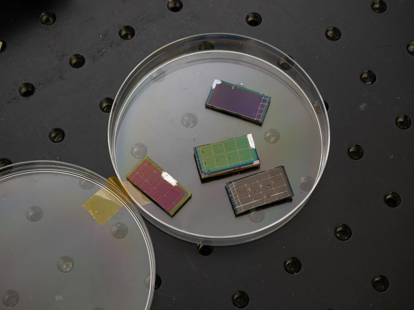 Les applications potentielles pourraient évoluer au fur et à mesure du développement de ce matériau. Les matériaux destinés aux cellules solaires présentent également un intérêt pour d’autres applications optoélectroniques, telles que les photodétecteurs.