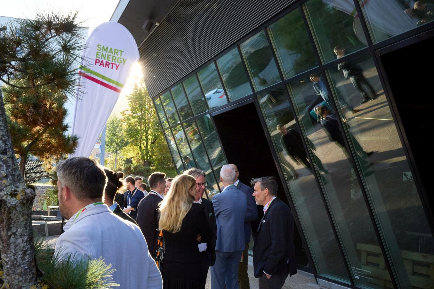 Vor der Umweltarena in Spreitenbach. Im nächsten Jahr findet die Party in «the Hall» in Dübendorf statt.