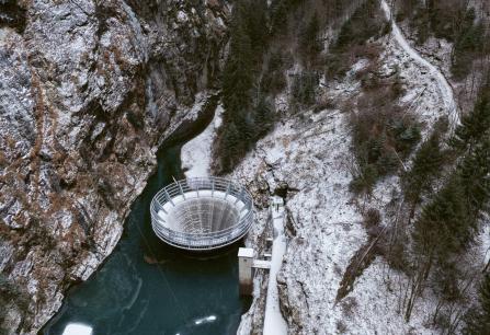 Die Hochwasserentlastung vor Schwemmholz schützen