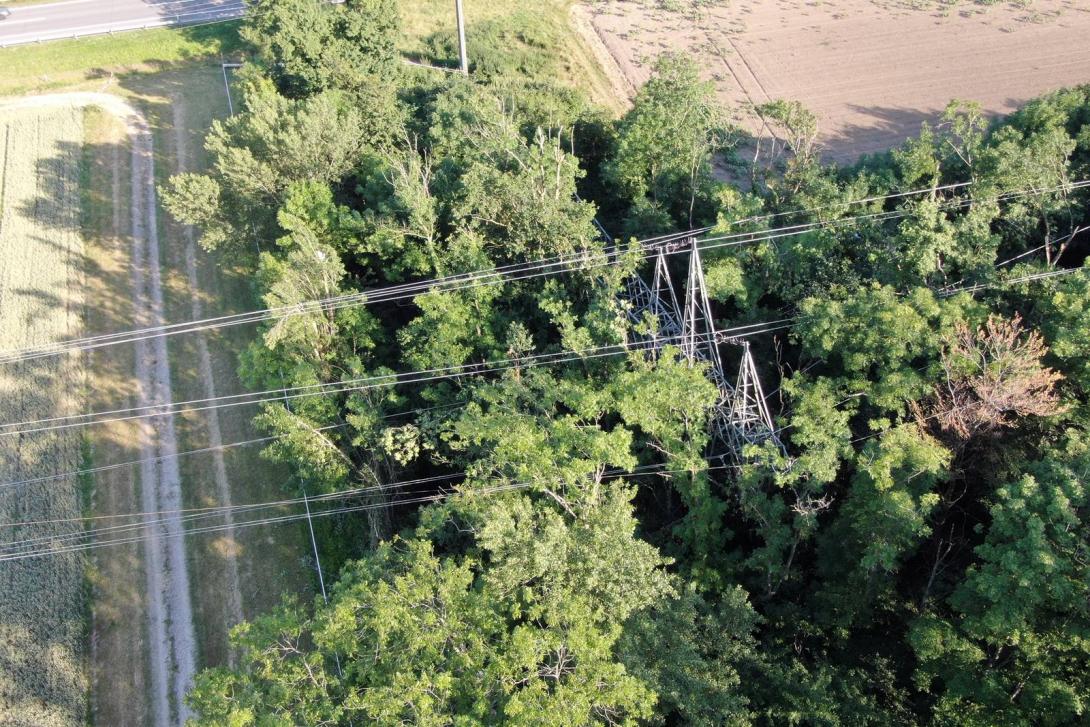 Pylône de ligne à 220 kV renversé